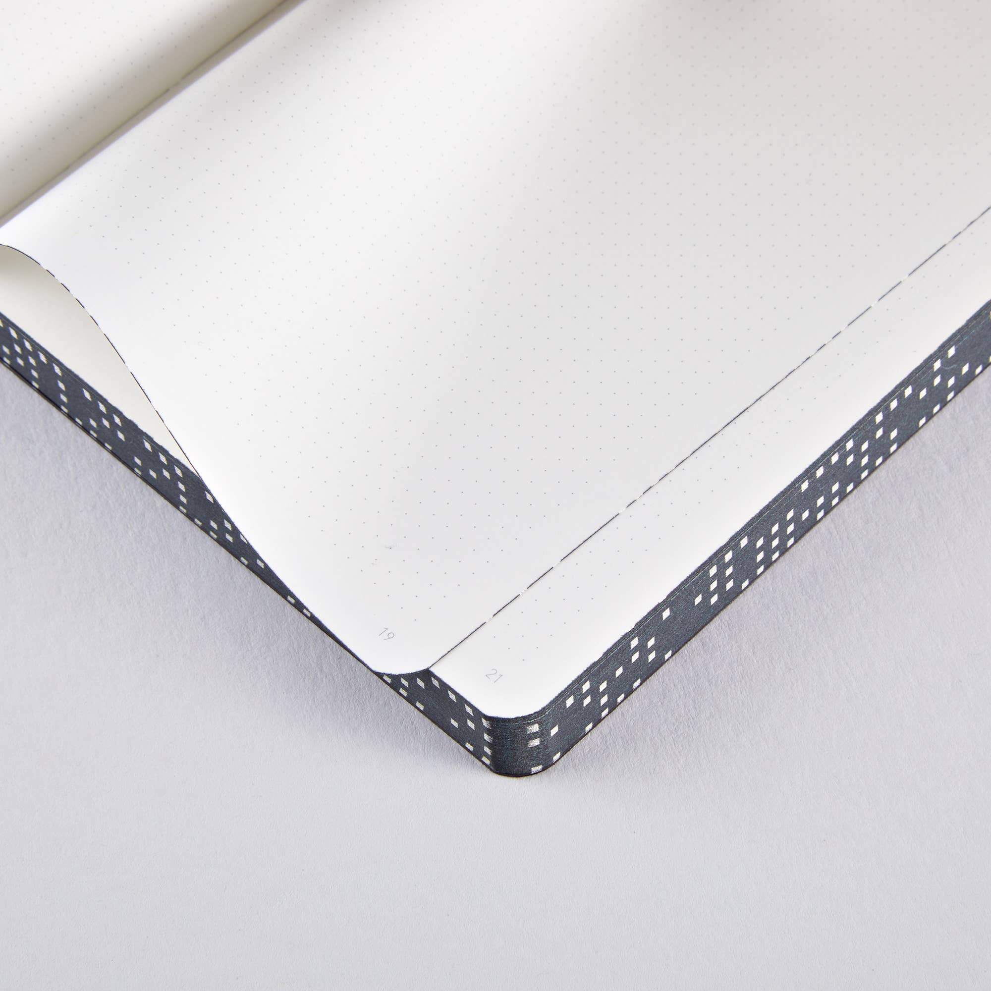 Analog - Graphic S | Nuuna Notebook A6 | Dotted Journal